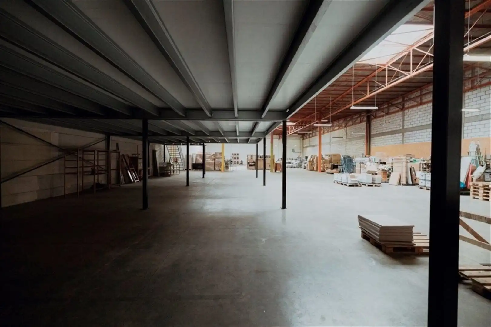 MAGAZIJN + VOLLEDIG INGERICHT KANTOOR OP VERDIEPING TE WILRIJK foto 5