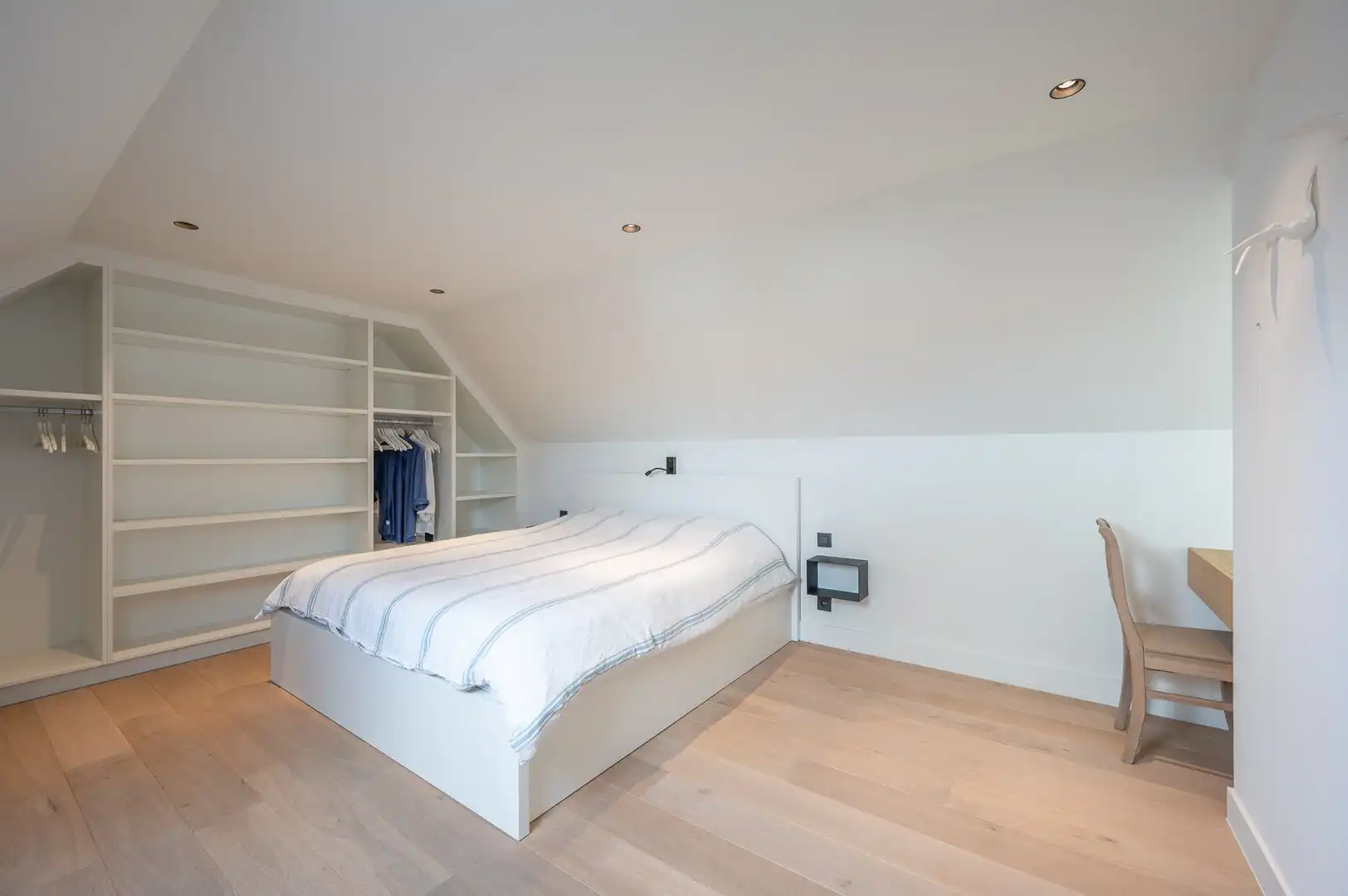 Ruime, recente hoekwoning gelegen vlakbij de groentenmarkt en het Keuvelhoekplein. foto 16