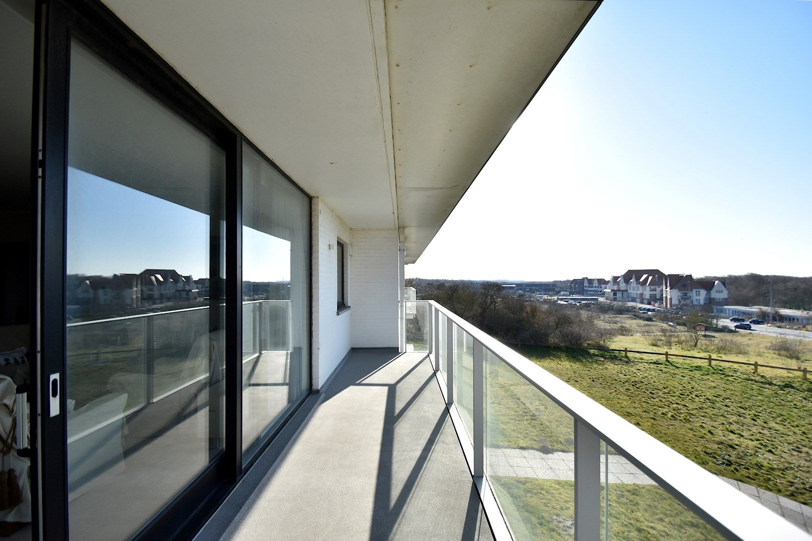 Lichtrijk appartement met adembenemend zicht op de duinen en de zee foto 5