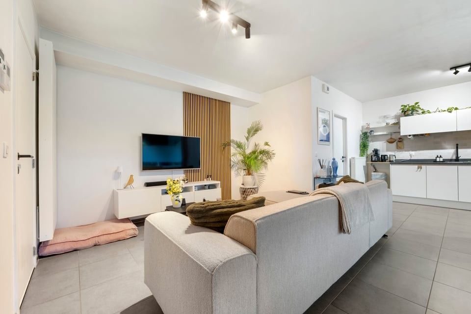 RUIM EN INSTAPKLAAR APPARTEMENT MET 3 SLKS EN EEN PARKEERPLAATS IN GENK foto {{pictureIndex}}