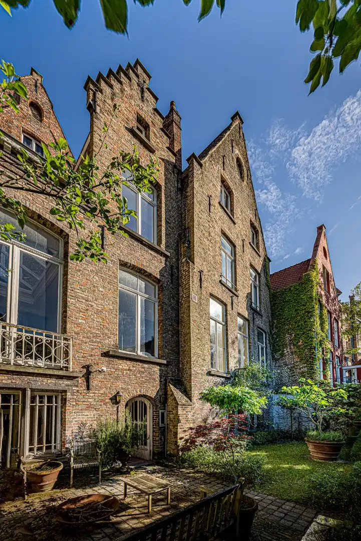 Monumentaal gerestaureerd herenhuis aan de Brugse Reien foto 4