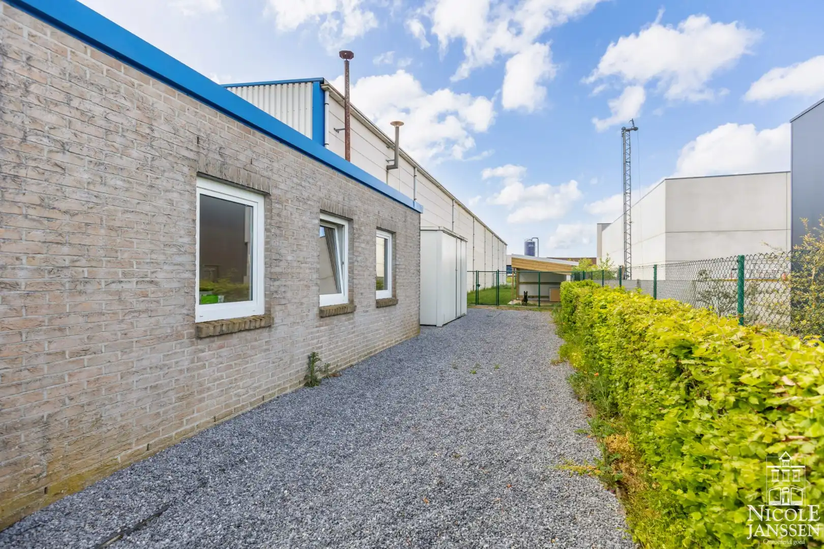 Bedrijfshal met kantoorruimte gelegen op de KMO-zone Kleine Heide. foto 11