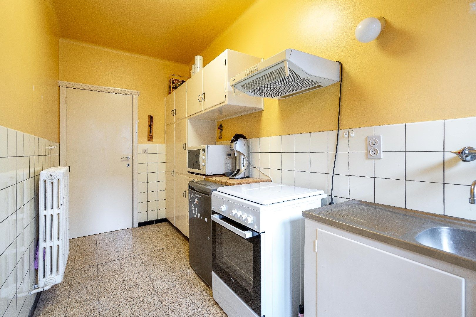 Te renoveren appartement gelegen in een kleinschalige residentie in een zijstraat van de Dumortierlaan. foto 8