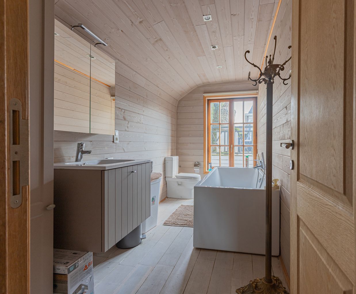 Grote villa op 22a met tuin, garage én bijgebouw foto 24