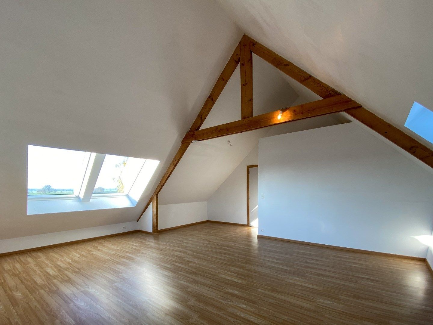 Woning met 4 slaapkamers, garage, loods en tuin. foto 15