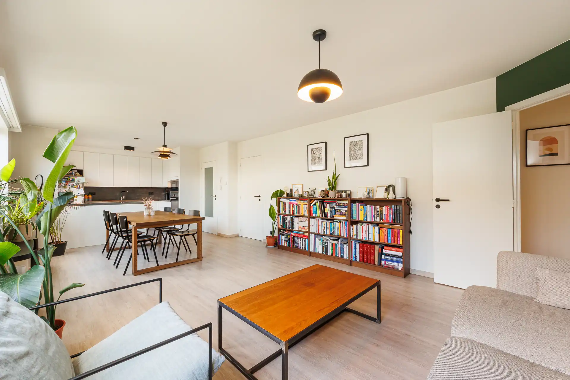 Lichtrijk instapklaar appartement met 2 slpk's en parking foto 3