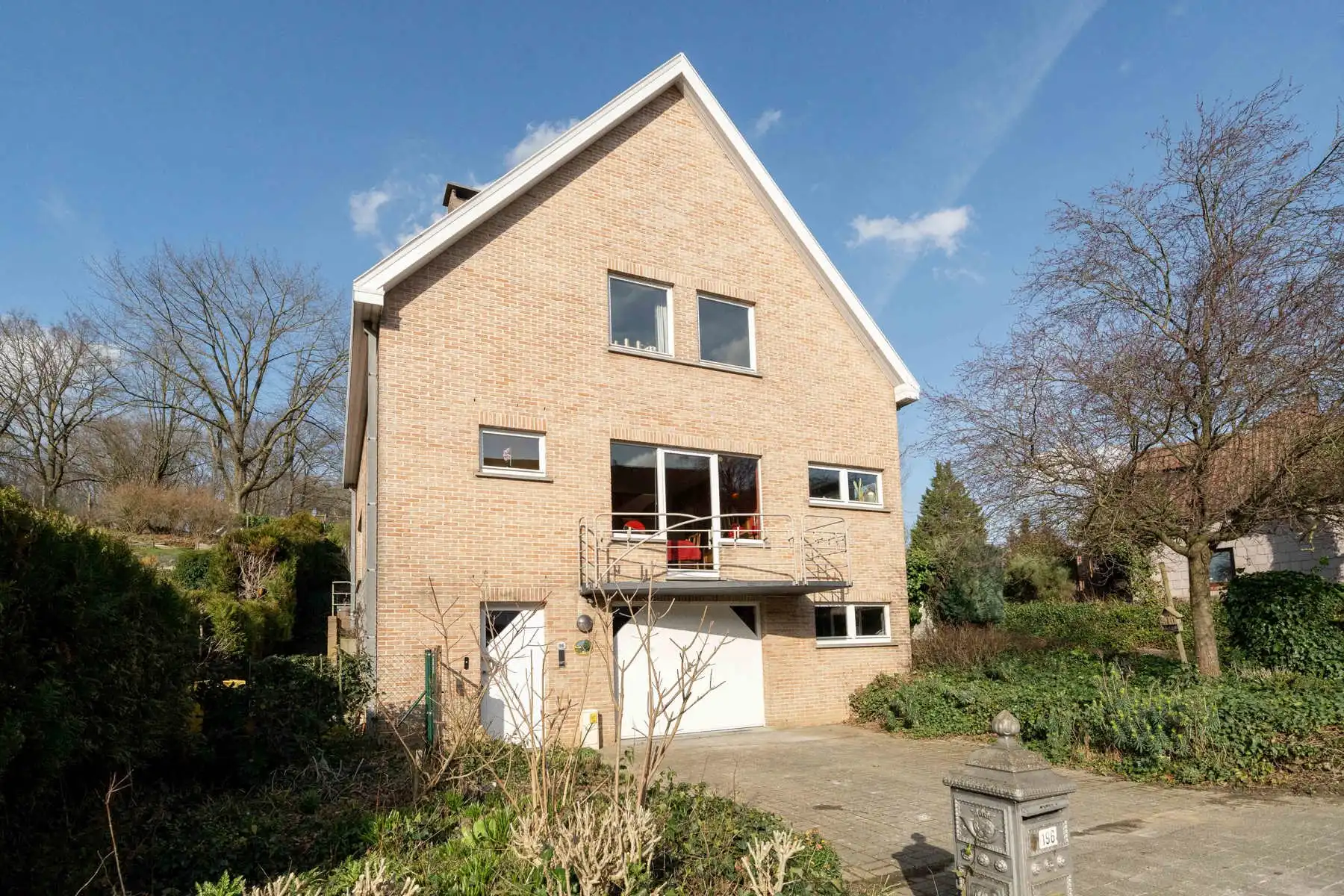 Ruime villa met potentieel. foto {{pictureIndex}}