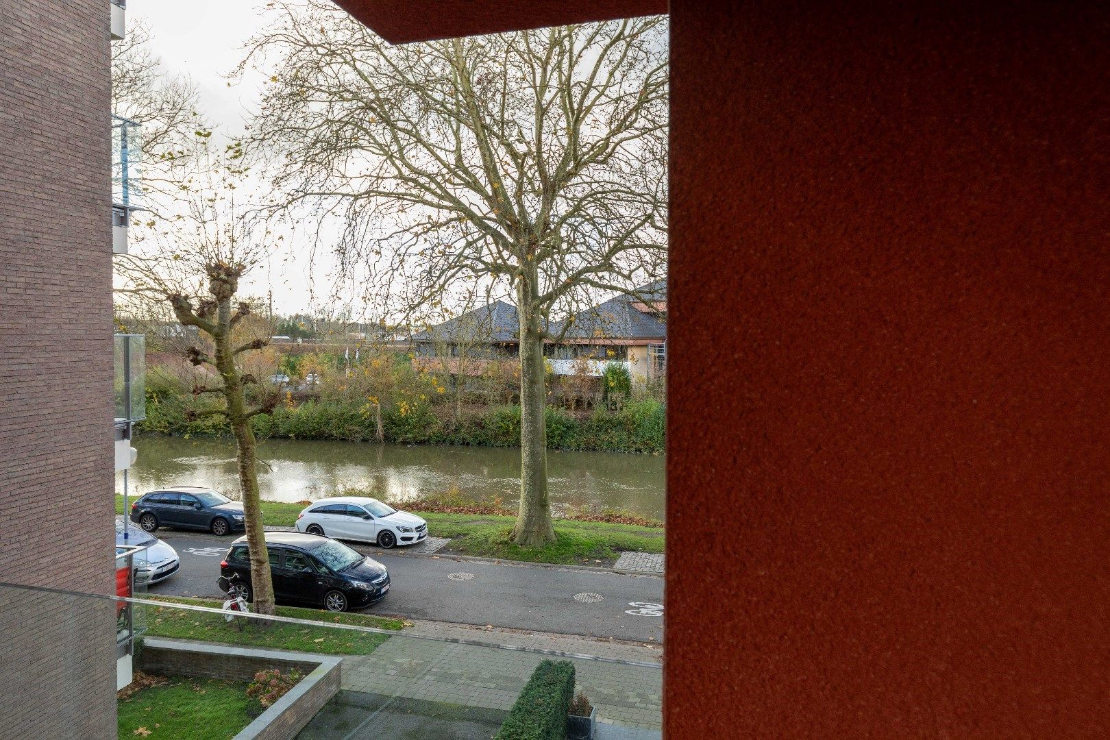 Duurzaam en super energiezuinig gerenoveerd appartement met zicht op het water, terras en garage in de aller beste buurt: Kristus-Koning! foto 10