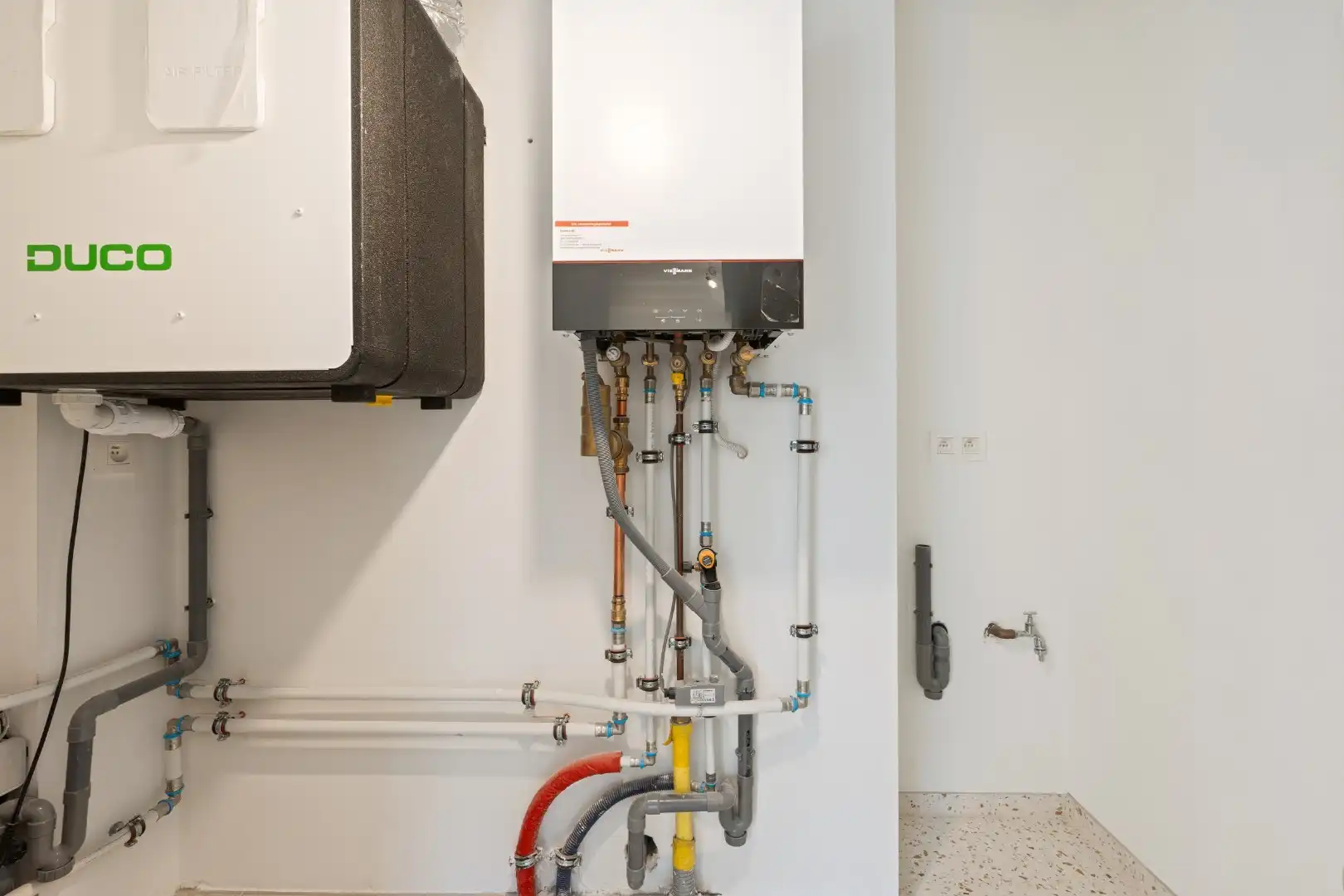 Appartement te koop in Oostende – hoge plafonds en karaktervolle architectuur nabij Achturenplein foto 13