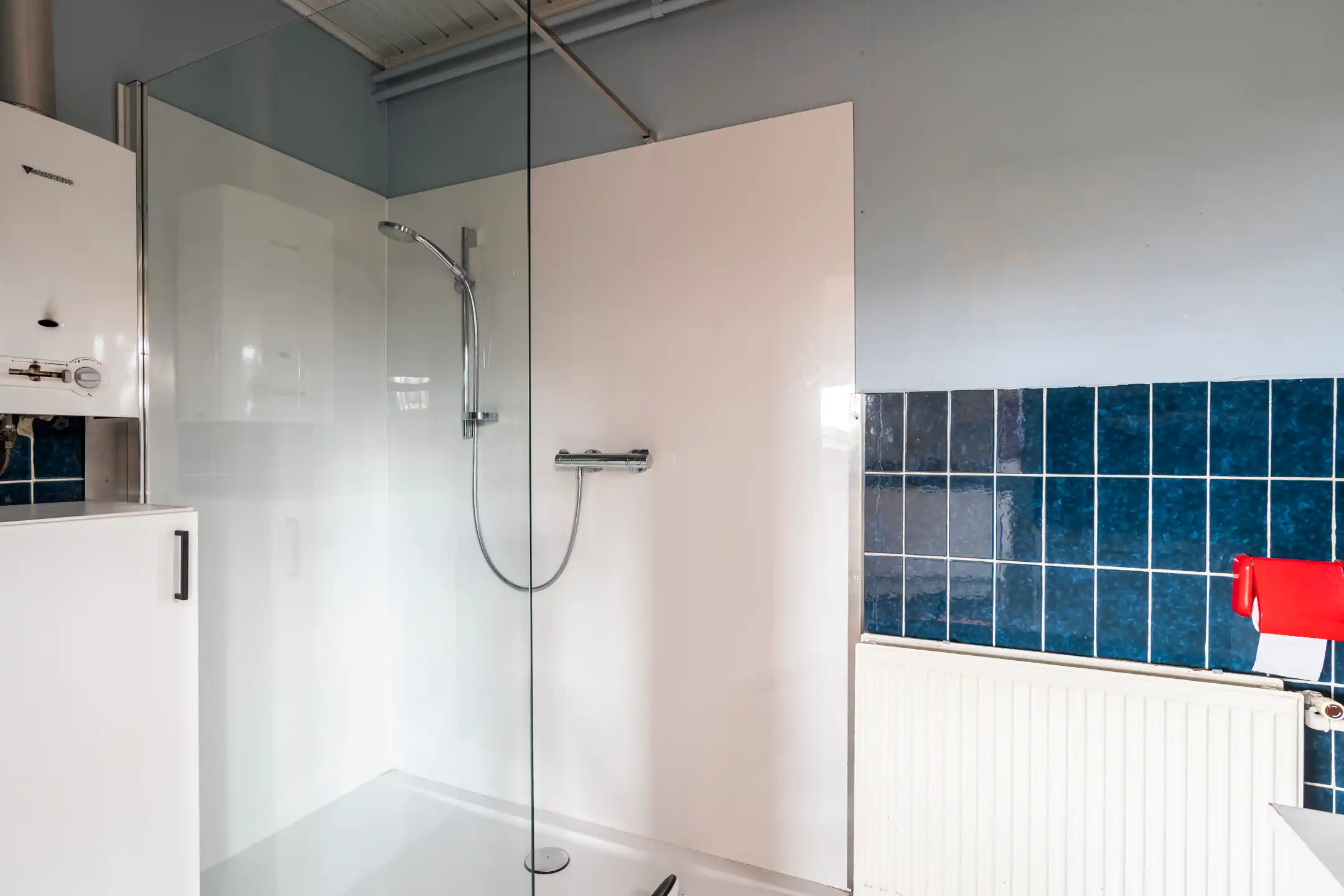  Half open woning met garage/bijgebouw op 610 m² grond. foto 8