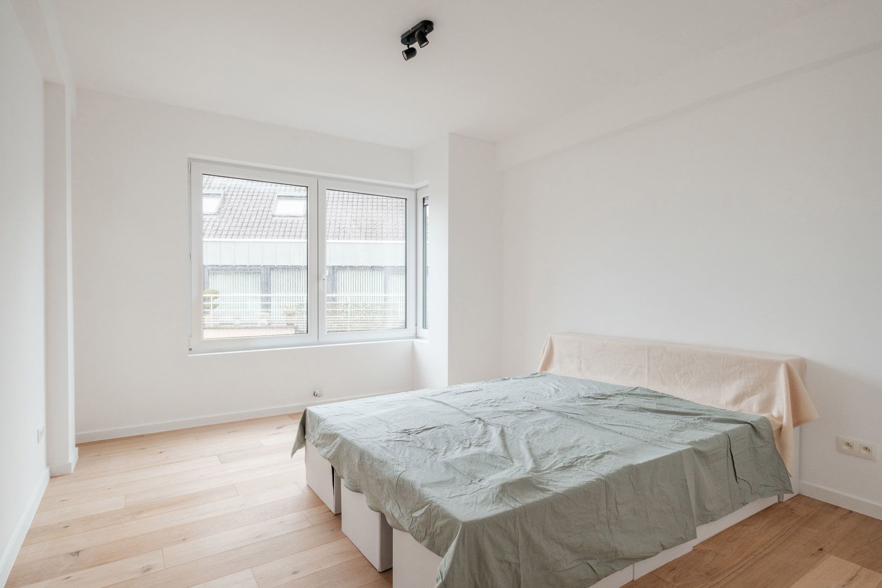 Prachtig gerenoveerd appartement aan de Markt in Gistel. foto 8
