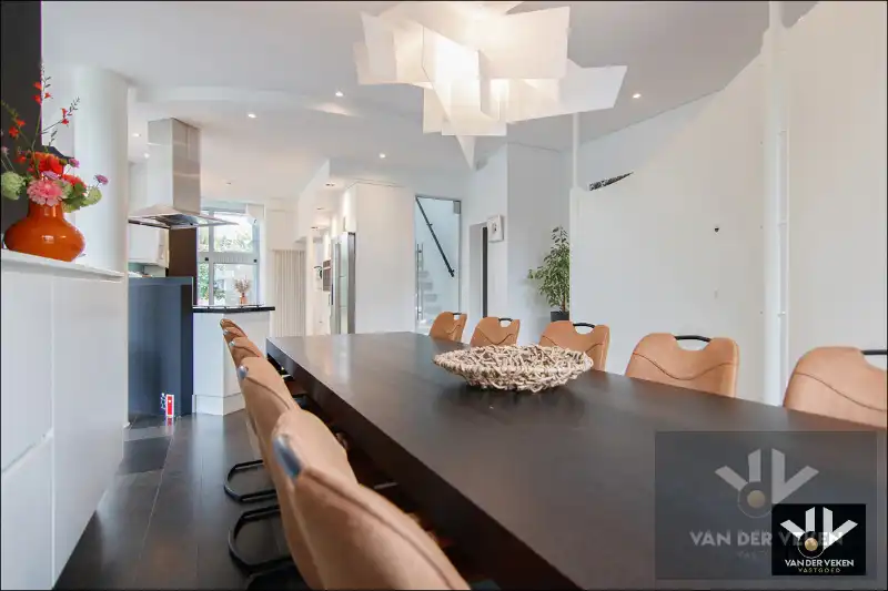 Luxueus afgewerkte en energiezuinige ruime woning met vier slaapkamers en guesthouse met tal van mogelijkheden op centrale (maar toch bosrijke!) locatie te As foto 7