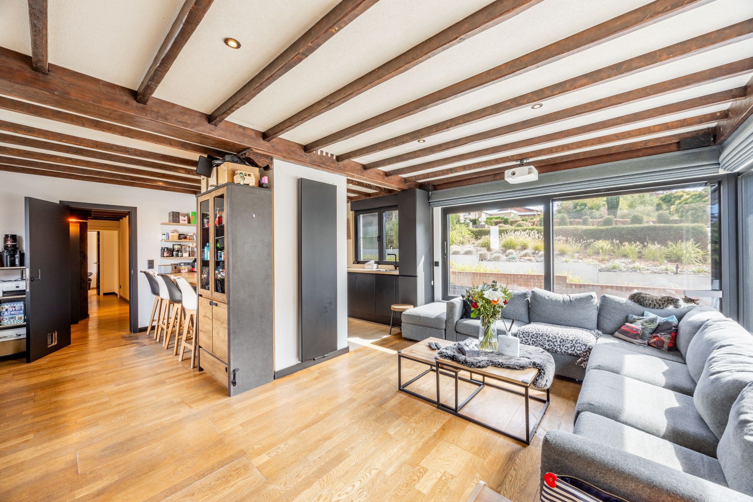 ALLEENSTAANDE GELIJKVLOERSE WONING MET MAGAZIJN EN COMMERCIELE RUIMTE foto 5