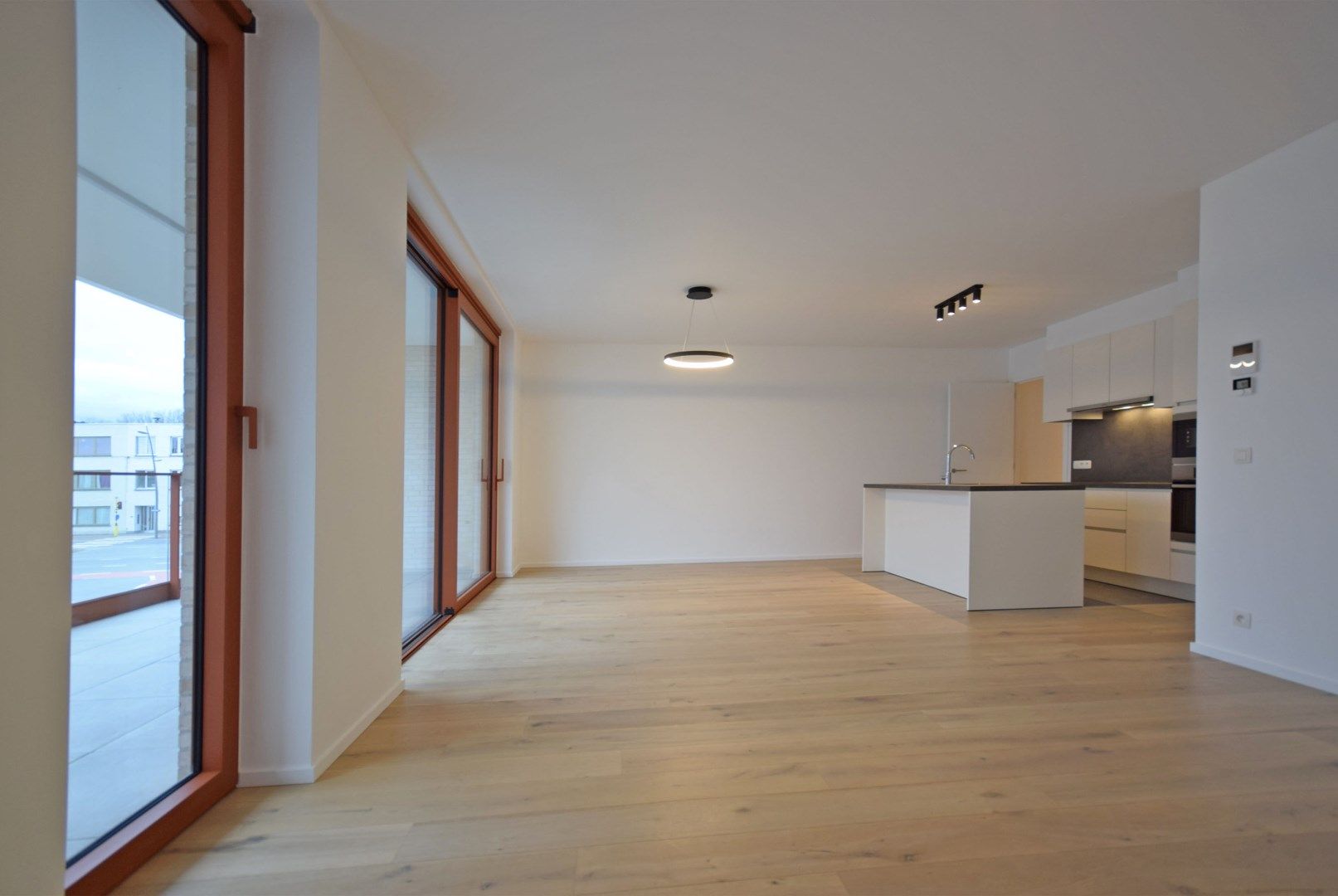 MODERN APPARTEMENT MET UITSTEKENDE LIGGING TE HUUR foto 3