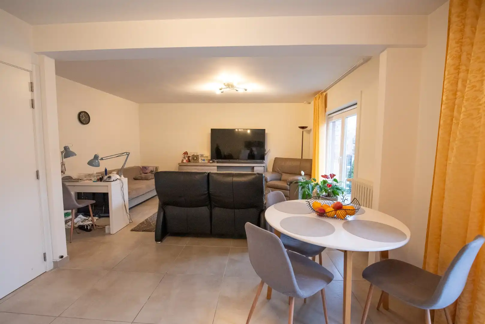 Instapklaar lichtrijk appartement met 2 slaapkamer, garagebox en zéér ruim terras! foto 3