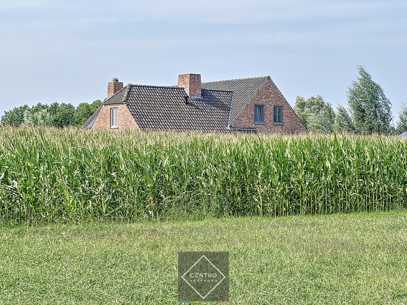 Prachtige LANDELIJKE VILLA in pastorijstijl (EPC-score B) met zwembad en weide achteraan op een perceel van 2.730m² te IZEGEM ! foto 3