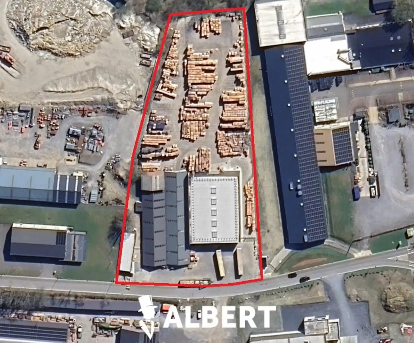 Industriële site met kantoorgebouw en hallen foto 2