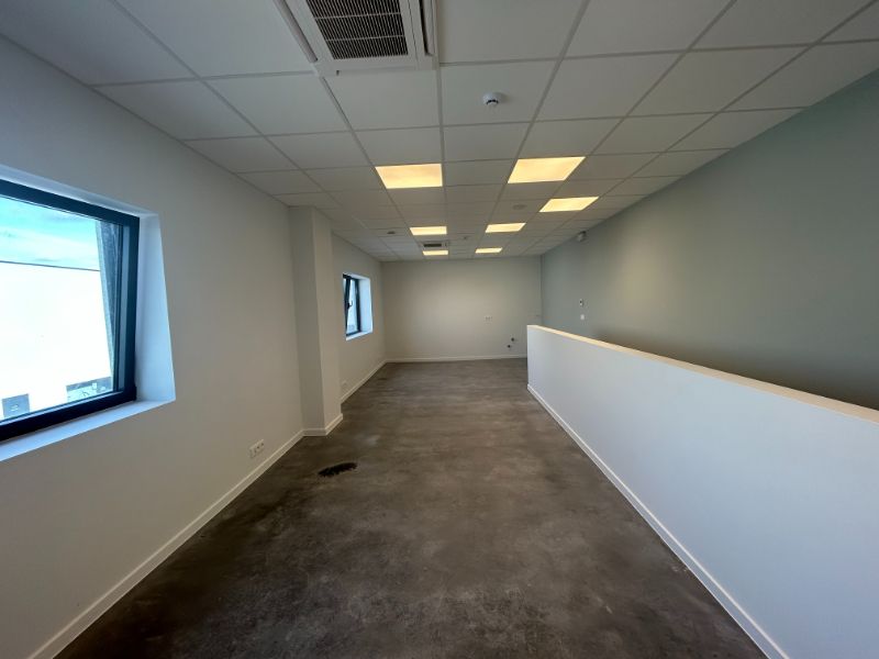 Recent magazijn met kantoorruimte – uitstekende ligging foto 9