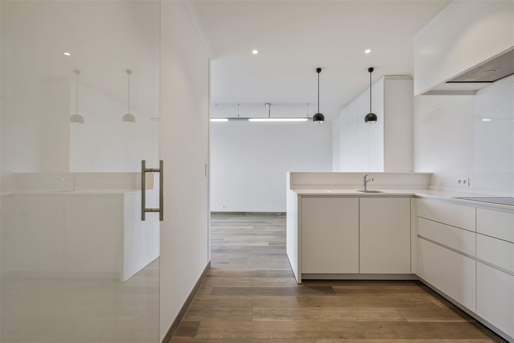 Gerenoveerd ,instapklaar appartement met garage foto 4