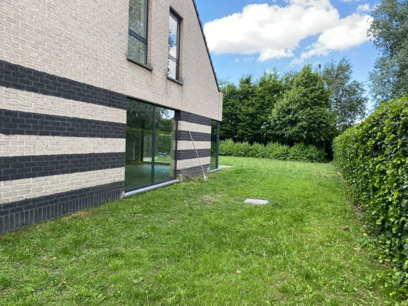 Recente en moderne gezinswoning met drie slaapkamers, garage en tuin foto 11