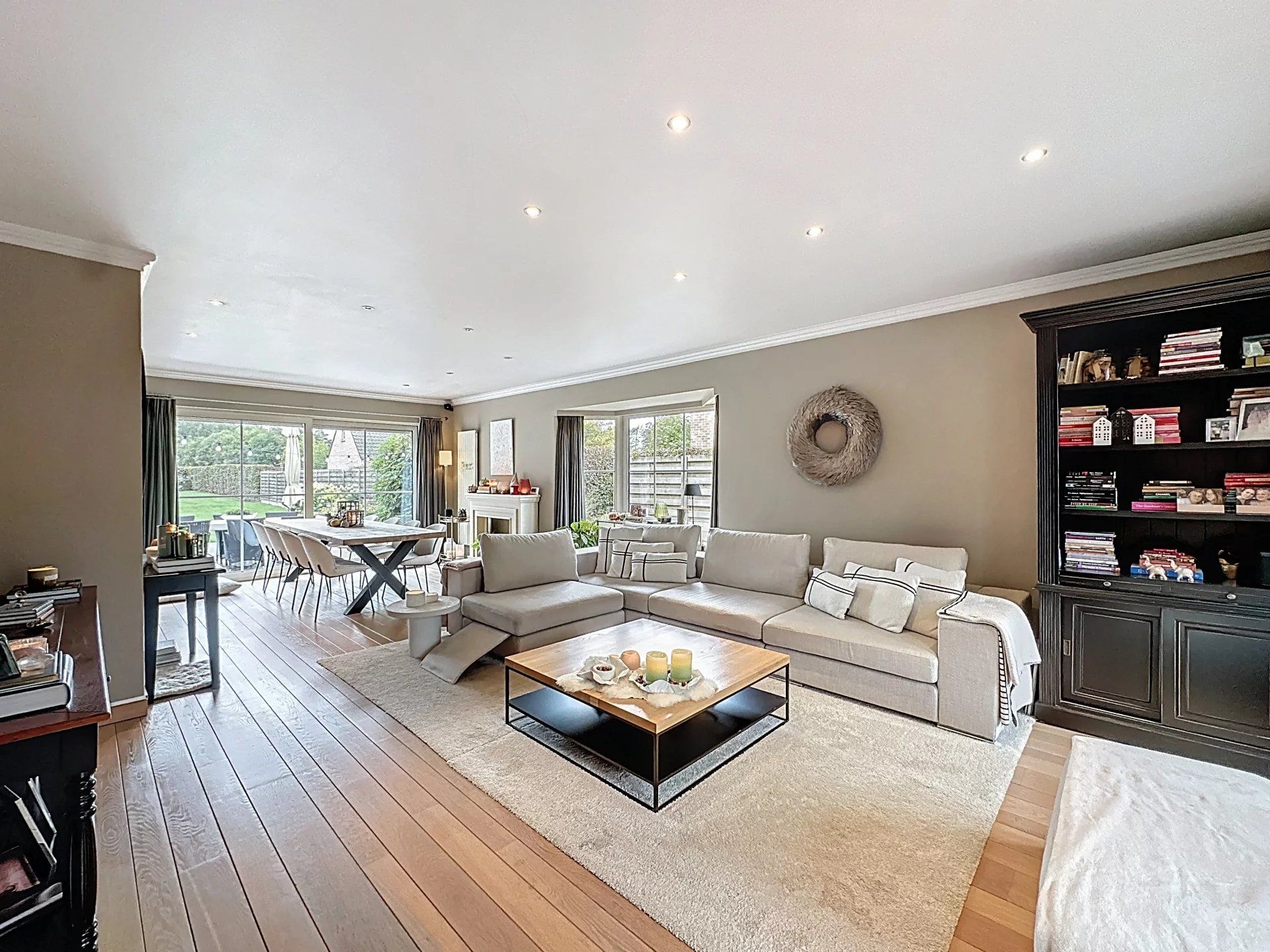 Prachtige landelijke gelegen vrijstaande woning uit 2001, gelegen op een perceel van 16a 43ca. Deze woning biedt comfort, ruimte en privacy met hoogwaardige afwerking en moderne gemakken. foto 4