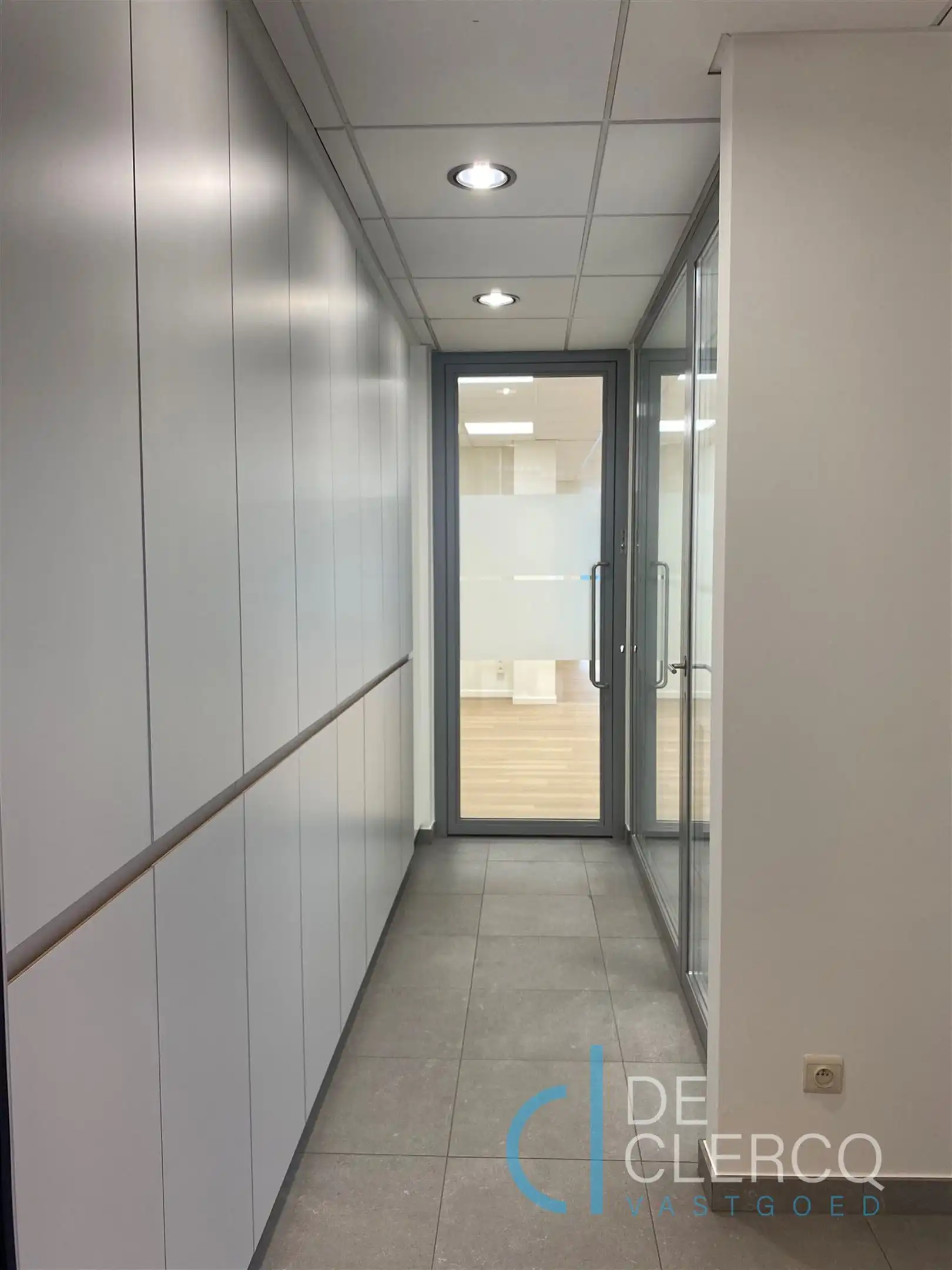 Nieuw, ruim kantoor met parking te huur centrum Lochristi!  foto 8