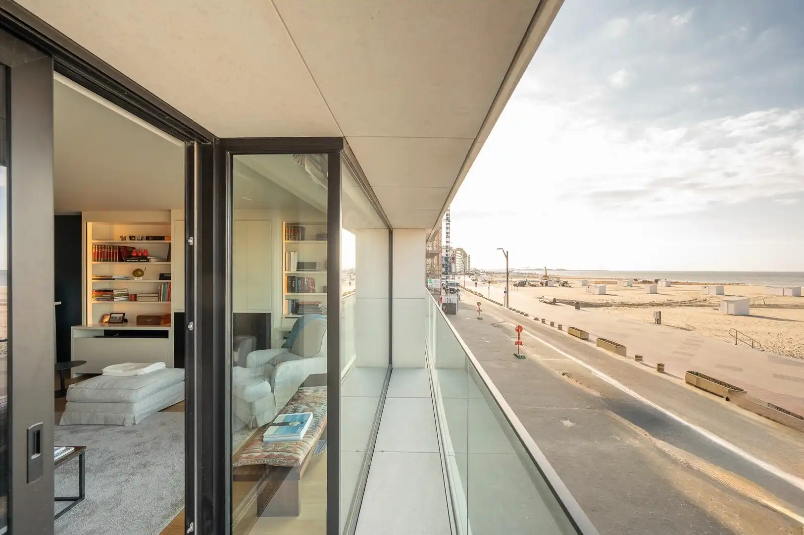 Prachtig appartement met frontaal zeezicht gelegen in hartje het Zoute met 6 meter gevelbreedte. foto {{pictureIndex}}