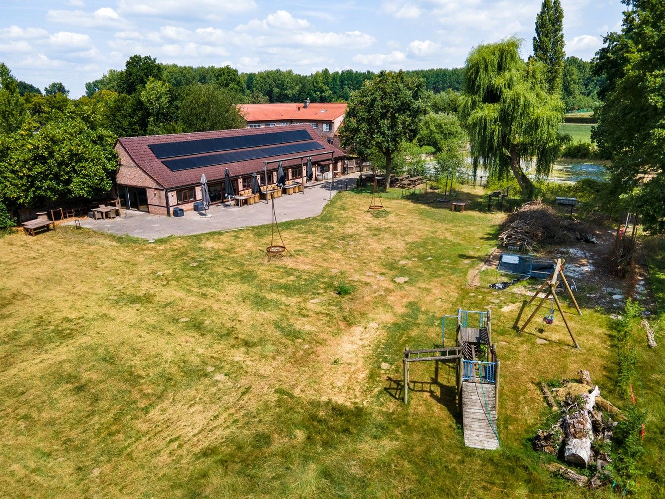 Polyvalent gebouw, appartement en magazijn te koop in Emblem! foto 44