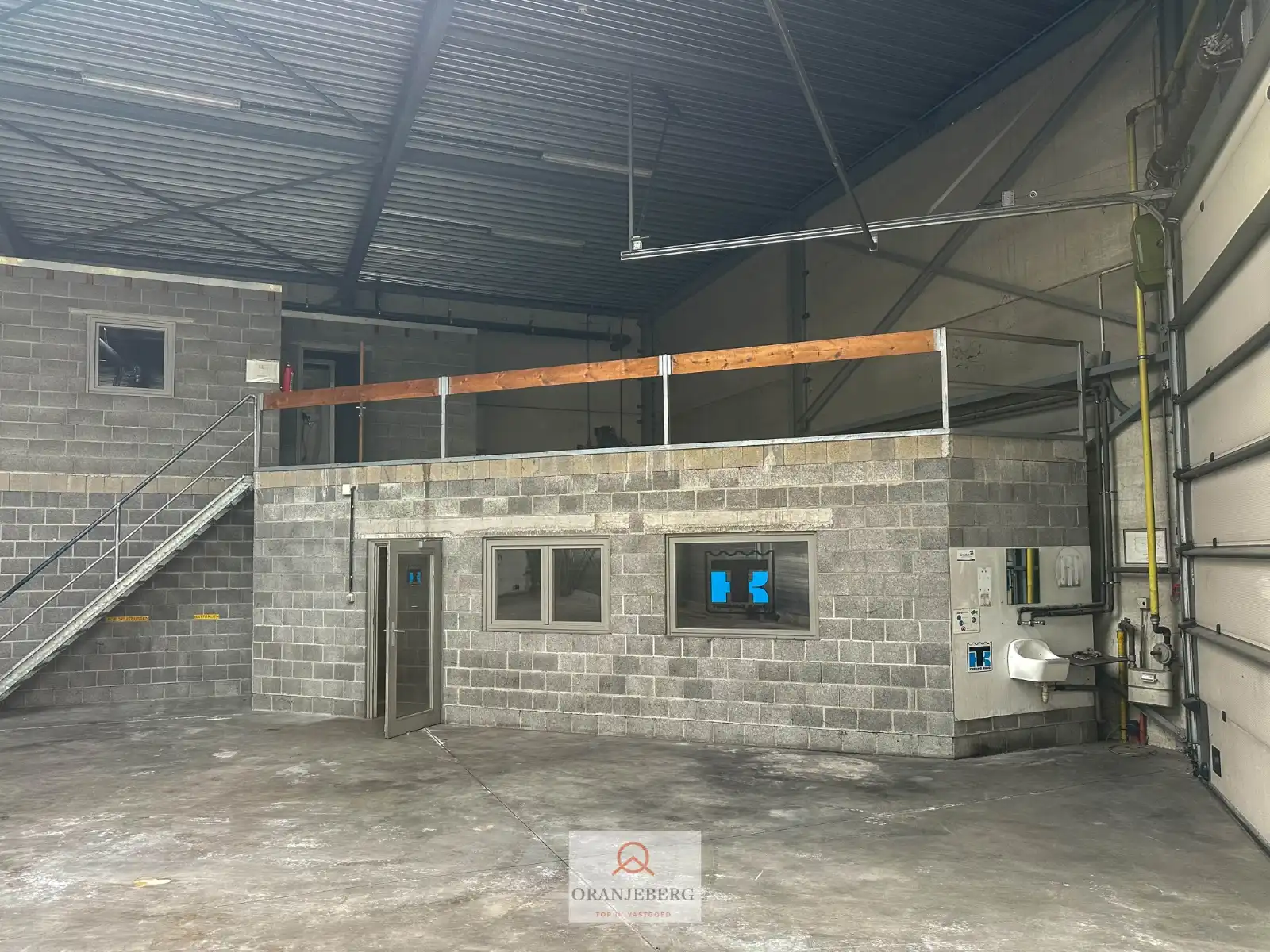 Groot hoekmagazijn (650m²) Te Huur met hoge bereikbaarheid vlakbij R4 foto 14