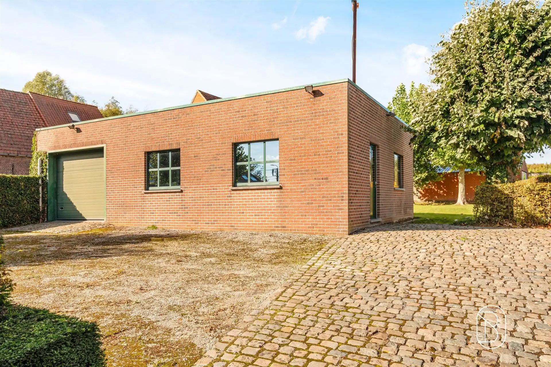 Praktisch magazijn van ca. 100 m² met private oprit  foto 2