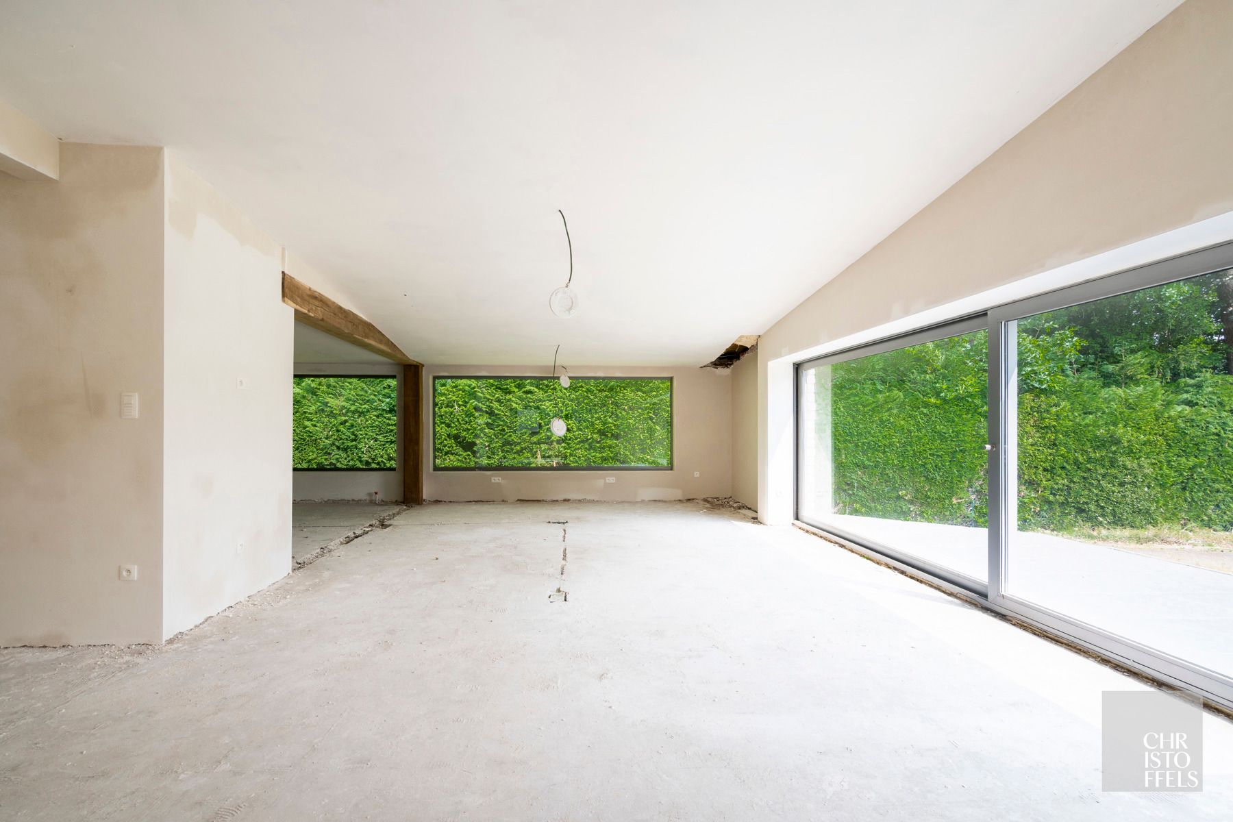 Deels gerenoveerde laagbouwvilla, residentieel gelegen in de bossen op een uitgestrekt perceel van 3.981m² foto 4