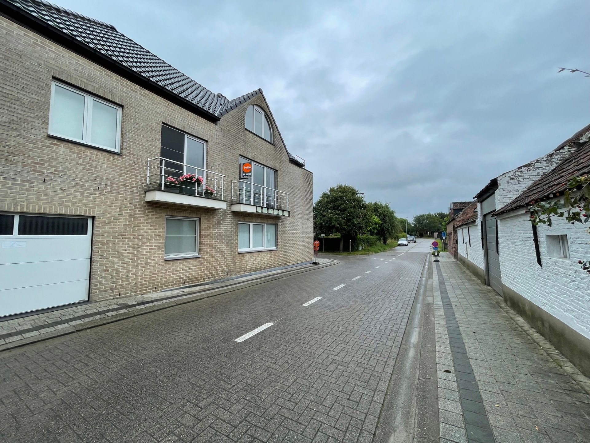 UITBERGEN - Ruim Eénslaapkamerappartement mét carport. foto 1