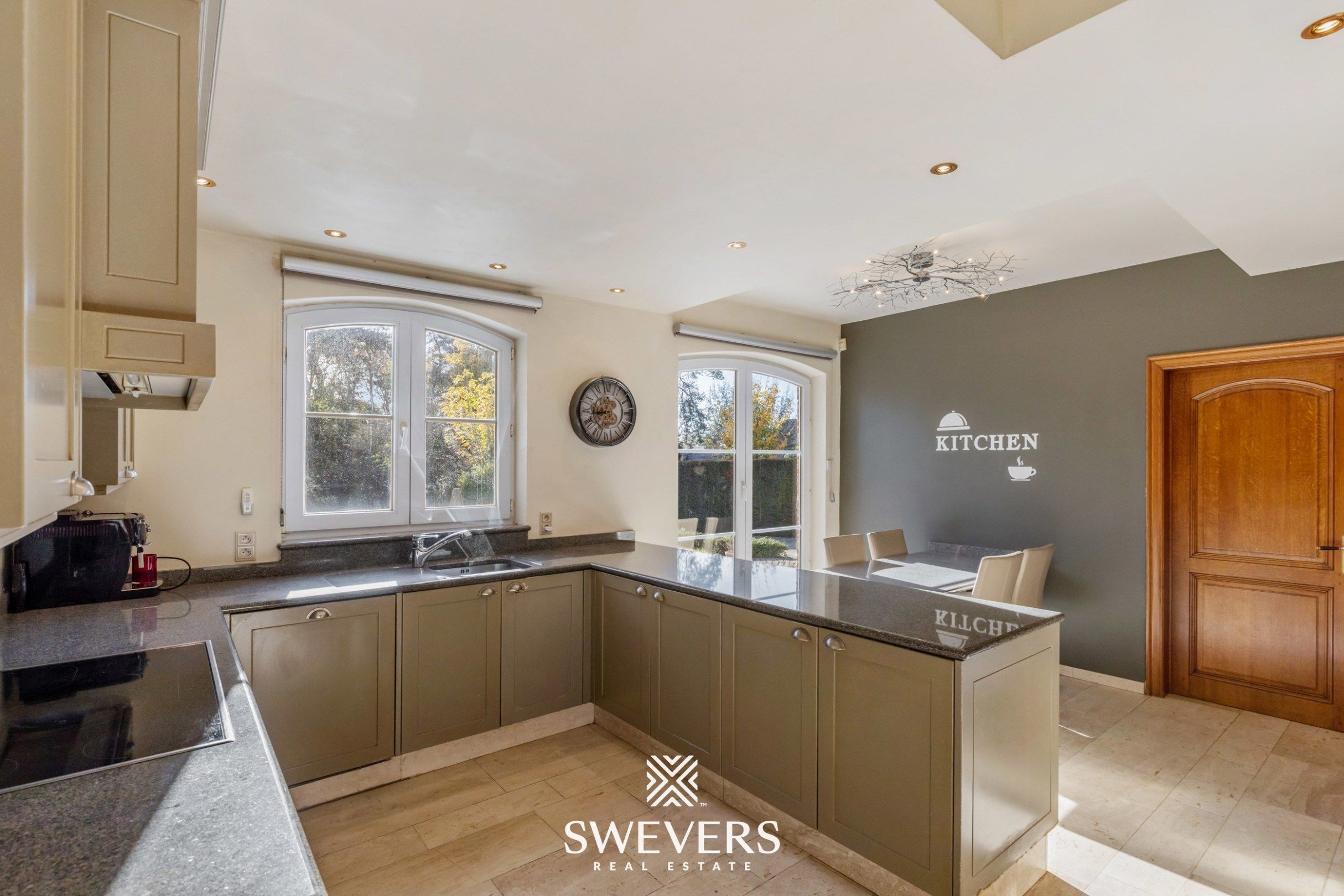 Ruime gezinswoning (282m²) met 4 slaapkamers te Lummen foto 9