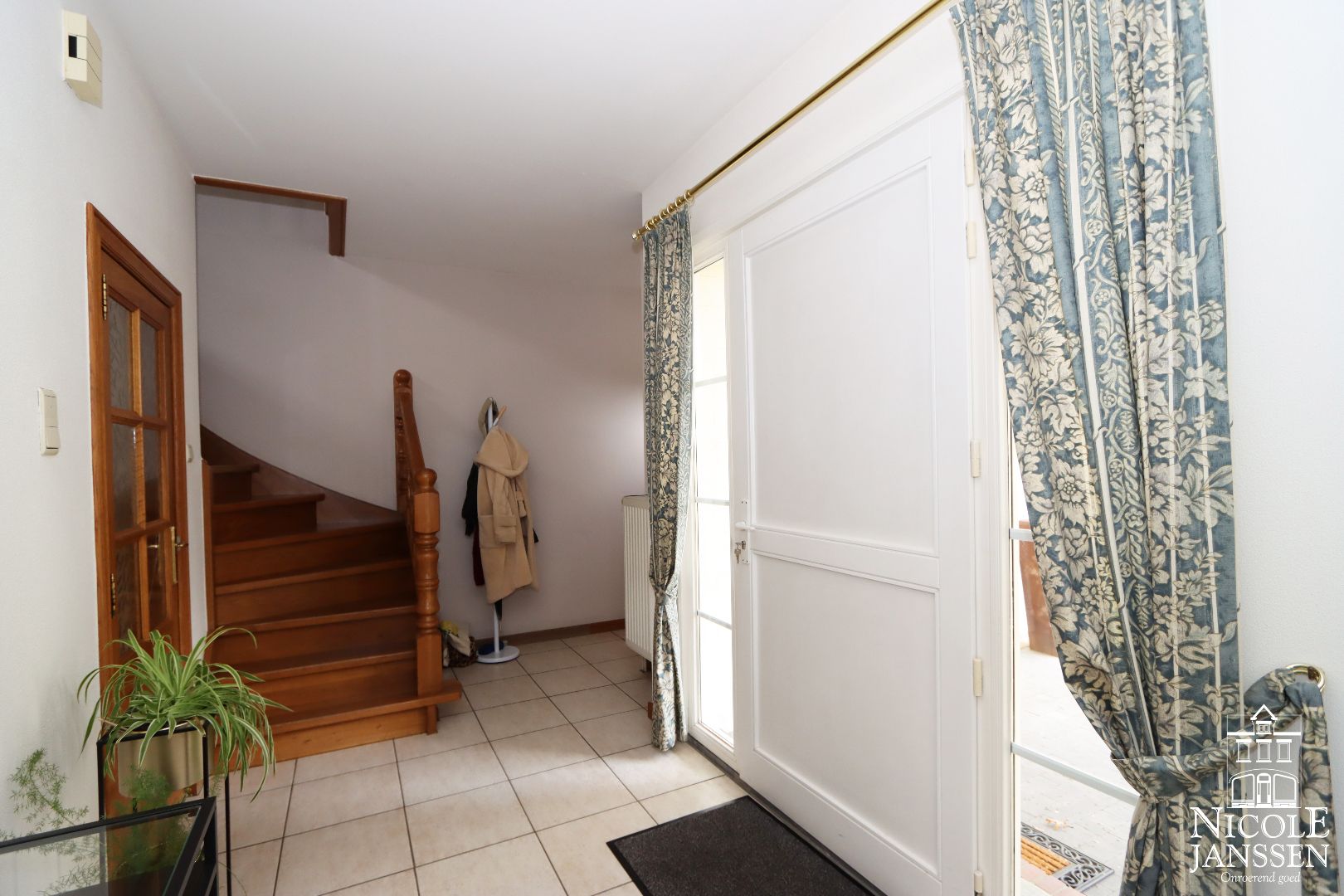 Zeer ruime gezinswoning met vier slaapkamers, inpandige garage en mooie tuin foto 3