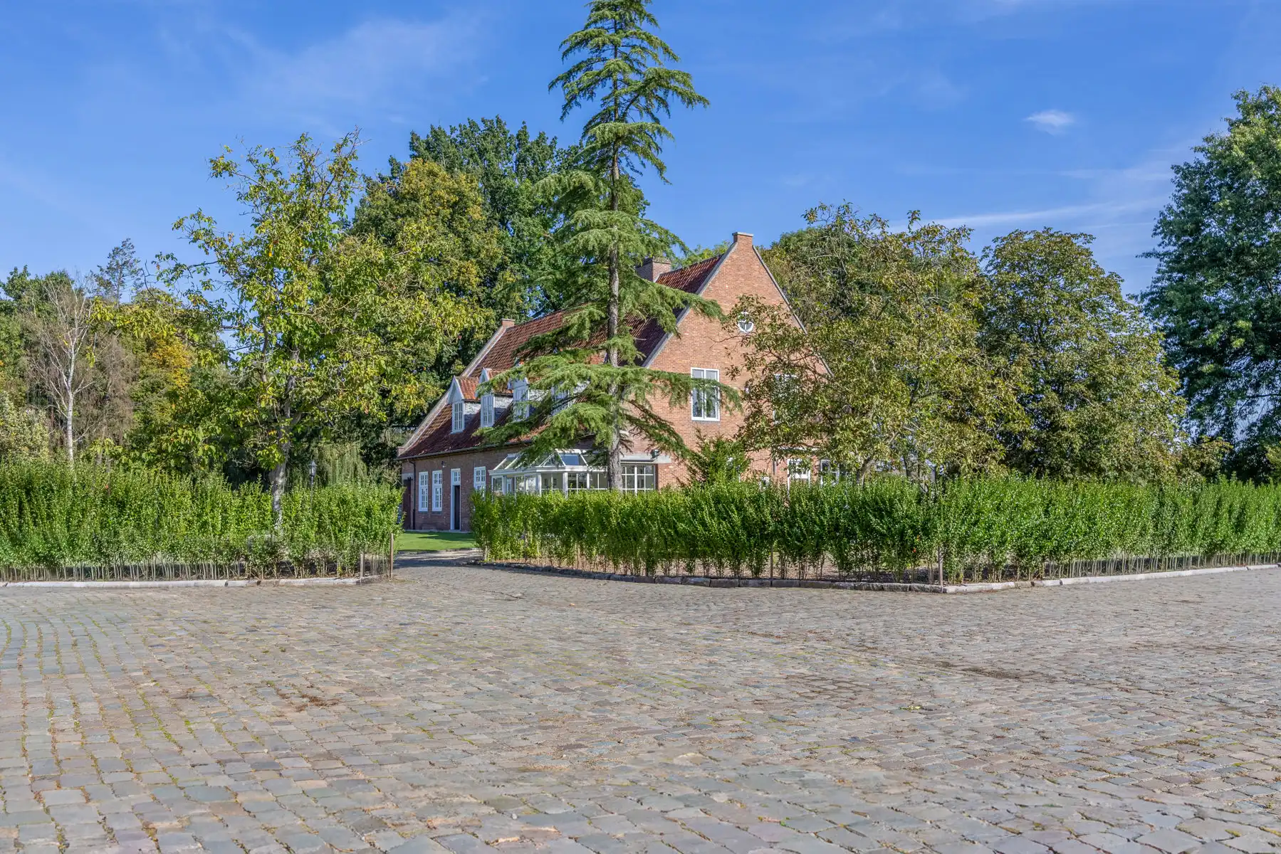 Karaktervol landhuis op een groen domein van ca. 3 ha foto 26