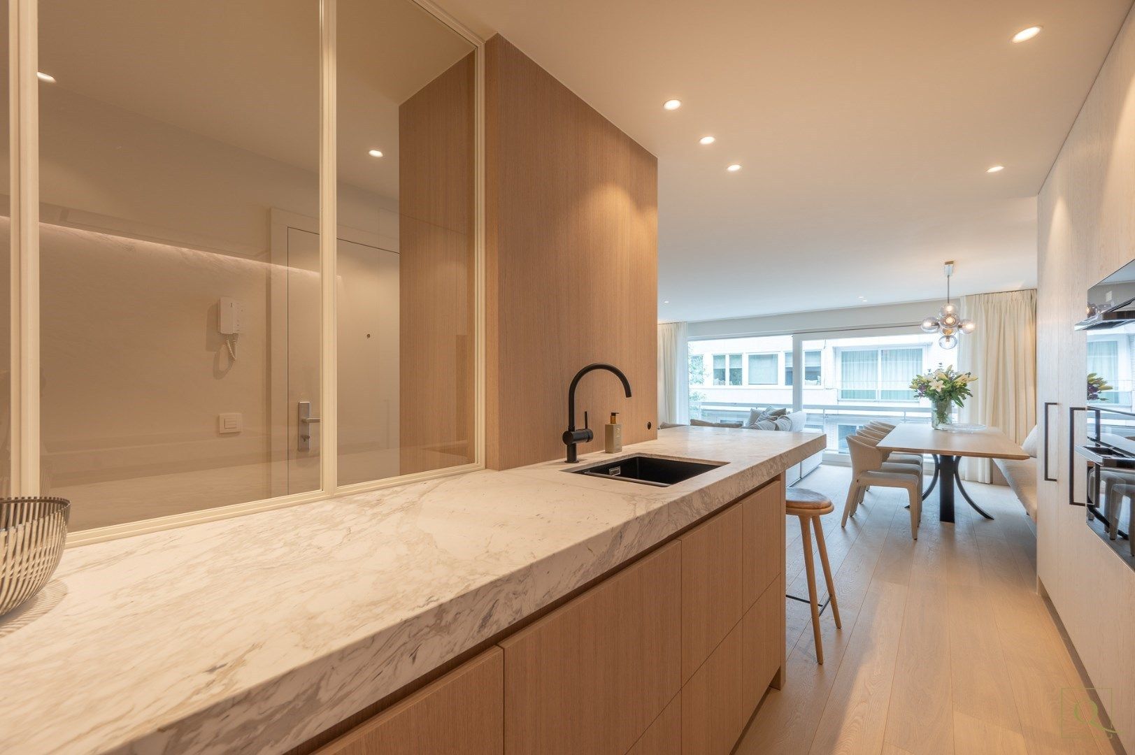 Uitzonderlijk luxueus afgewerkt appartement centraal gelegen in een rustige zijstraat van de Dumortierlaan, garagebox op het gelijkvloers. foto 9