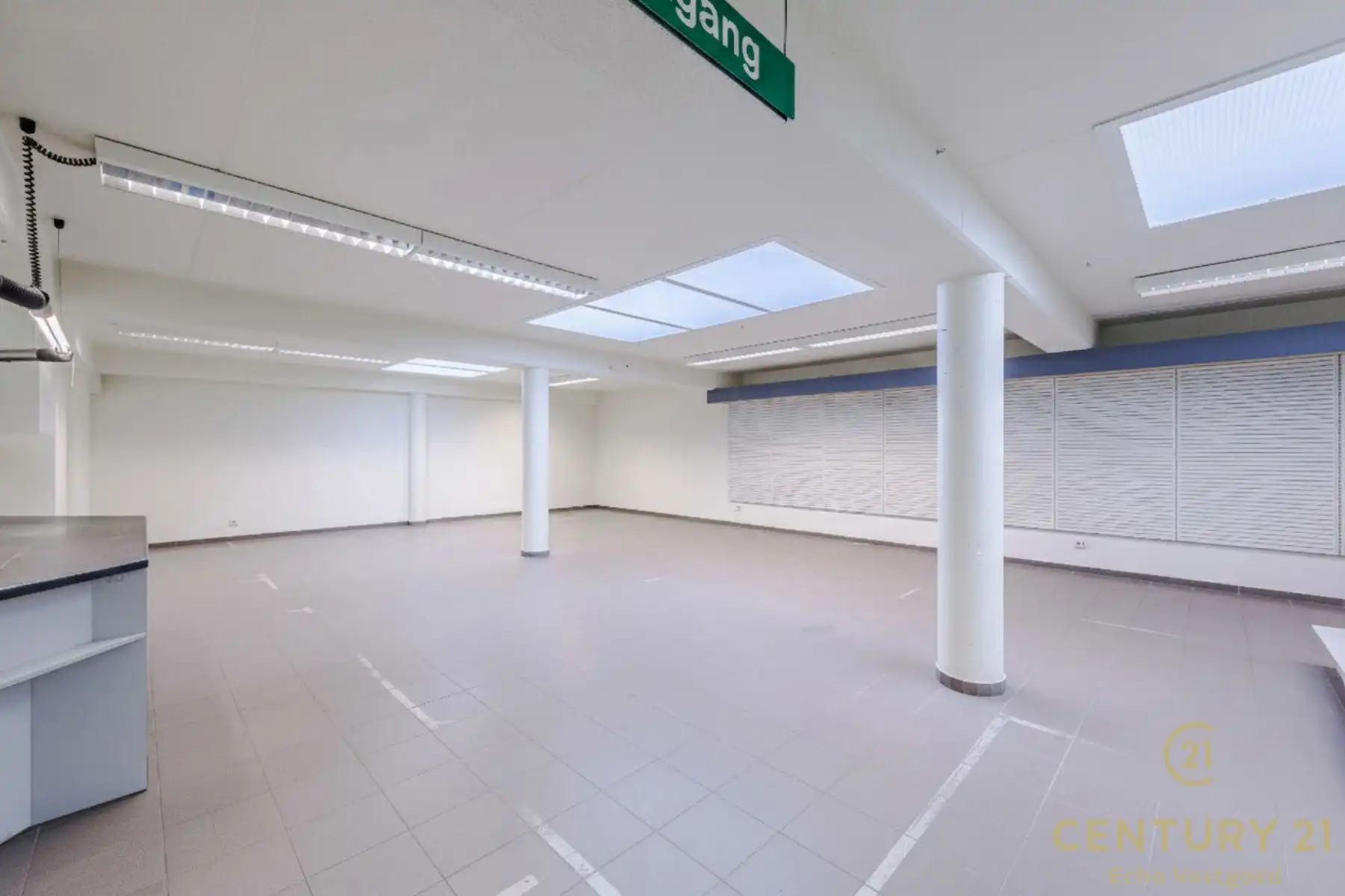 Topgelegen handelspand met magazijn en privatieve parking foto 9