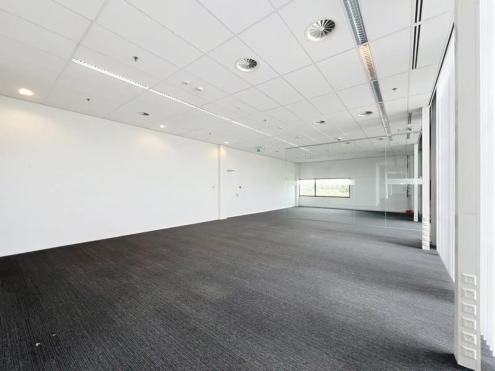 LICHTRIJKE kantoorruimten (1.400 tot 1.800m²) aan ZEER interessante voorwaarden nabij afrit Kortrijk-Oost E17. Onmiddellijk beschikbaar! foto 14