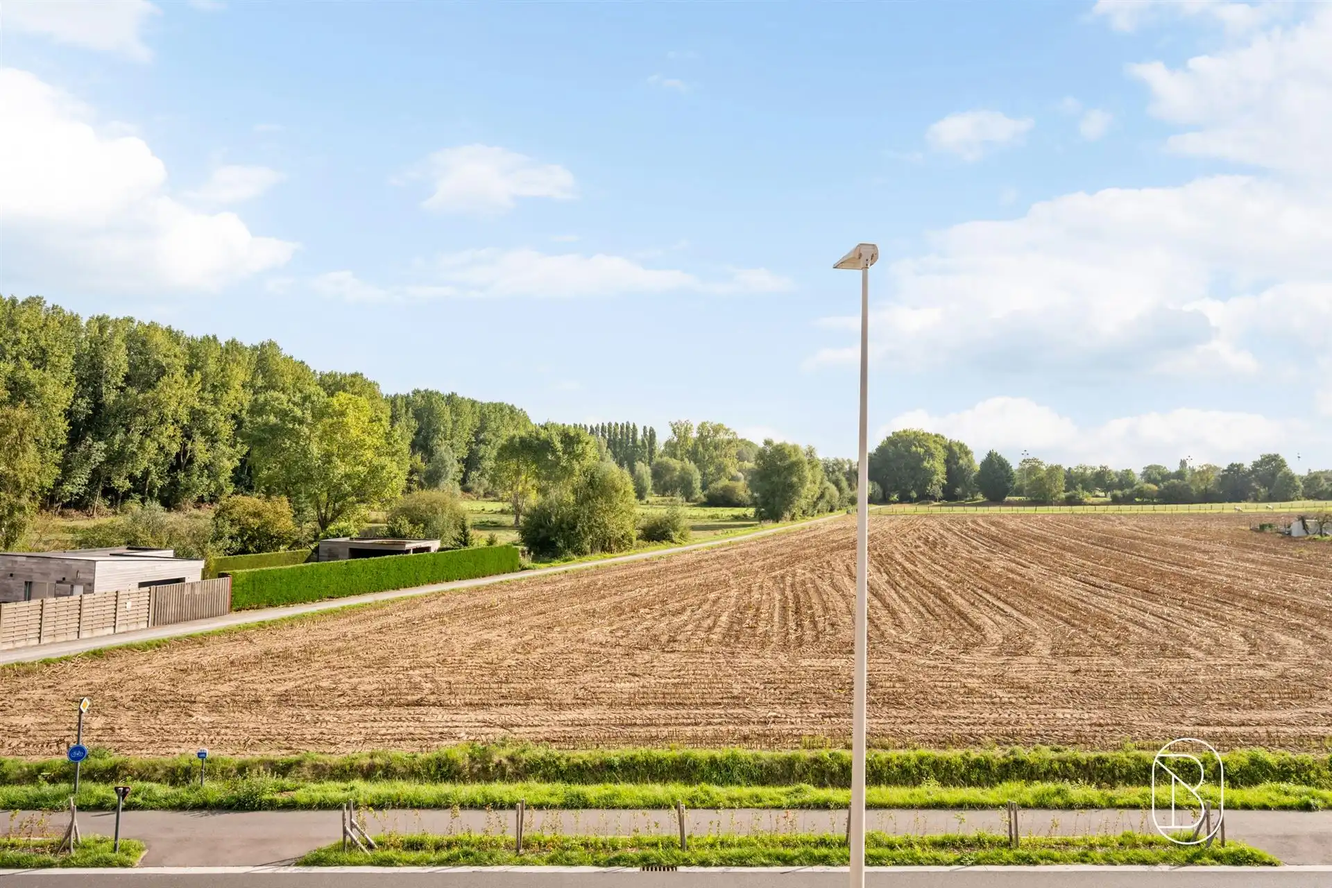 Gerenoveerde woning met 3 slpk, leuke tuin en carport foto 16