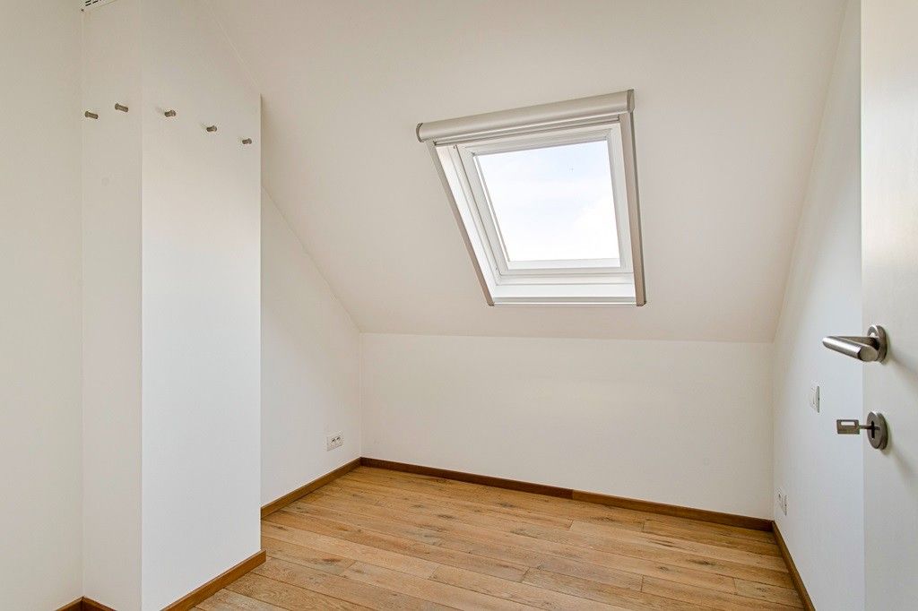 POPERINGE: Unieke woning met een perfecte balans tussen privéleven en professionele ambities - volledig gerenoveerd en instapklaar - met terrasje en dubbele garage op 111m² grondopp. foto 11