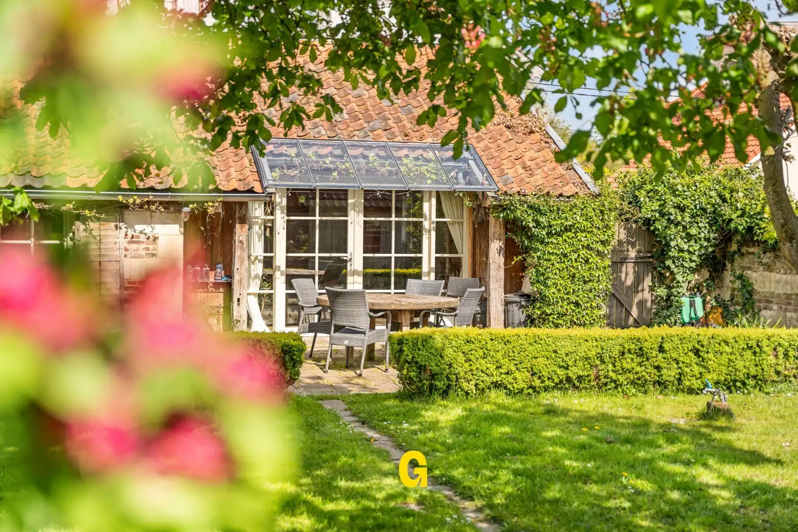 Uitzonderlijke gerestaureerde vakwerkwoning met zuidwest gerichte tuin op 13 a 79ca met weidse zichten op de achterliggende velden.  foto 24