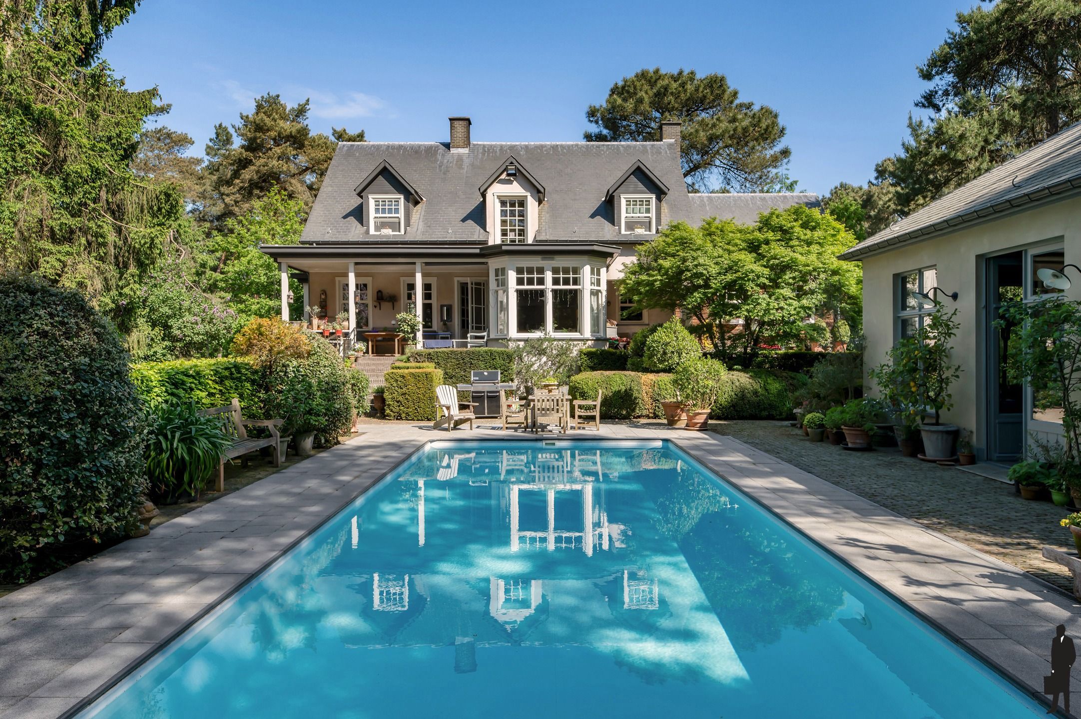 Exclusieve en uniek gelegen Engelse cottagevilla met orangerie, zwembad en aanpalende bouwgrond op ca. 1,9 ha in bosrijke omgeving. foto 18