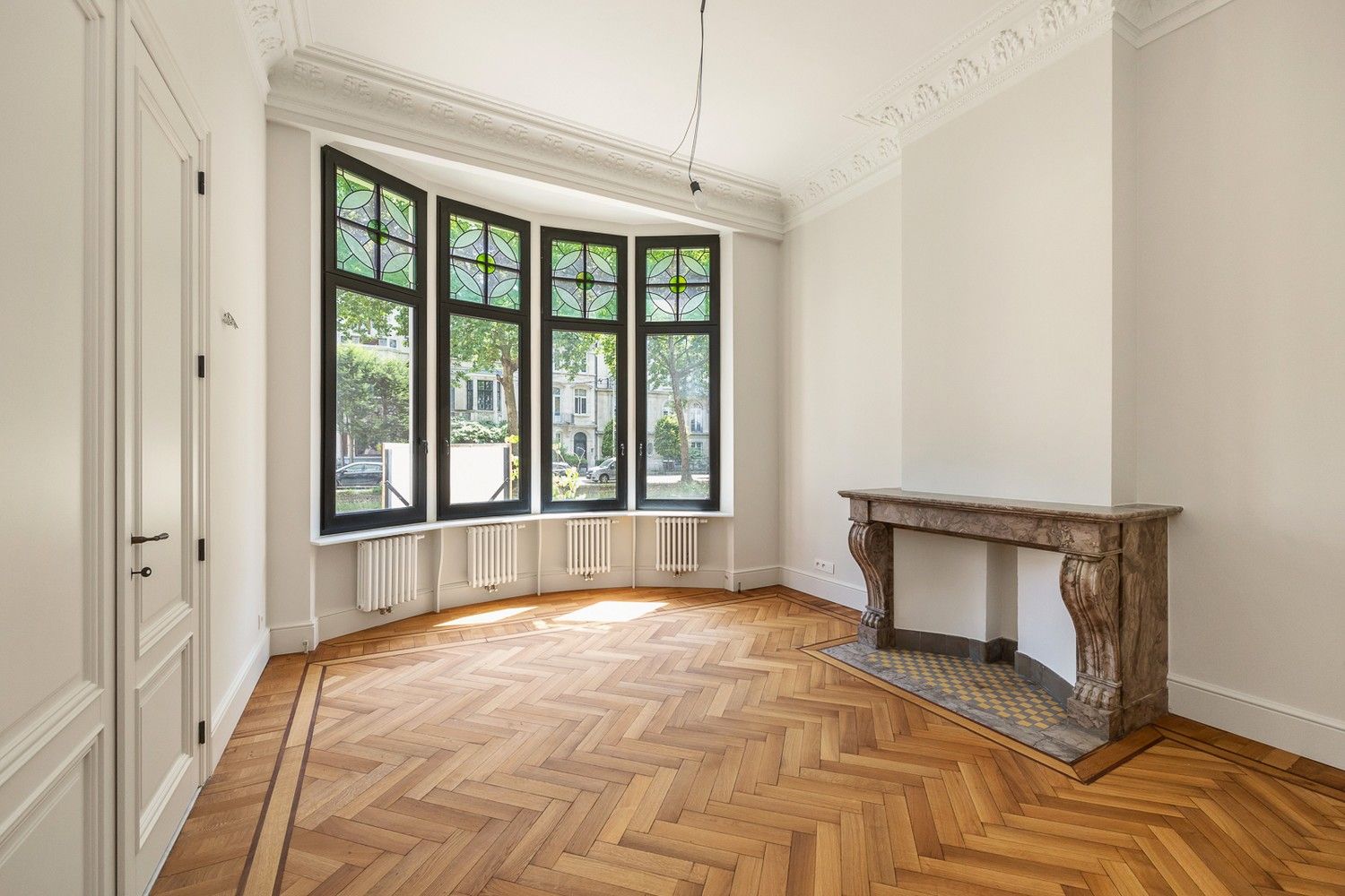 Prestigieuze en totaalgerenoveerde herenwoning (EPC B!) in eclectische stijl met zalige stadstuin op toplocatie aan de Jan Van Rijswijcklaan foto {{pictureIndex}}