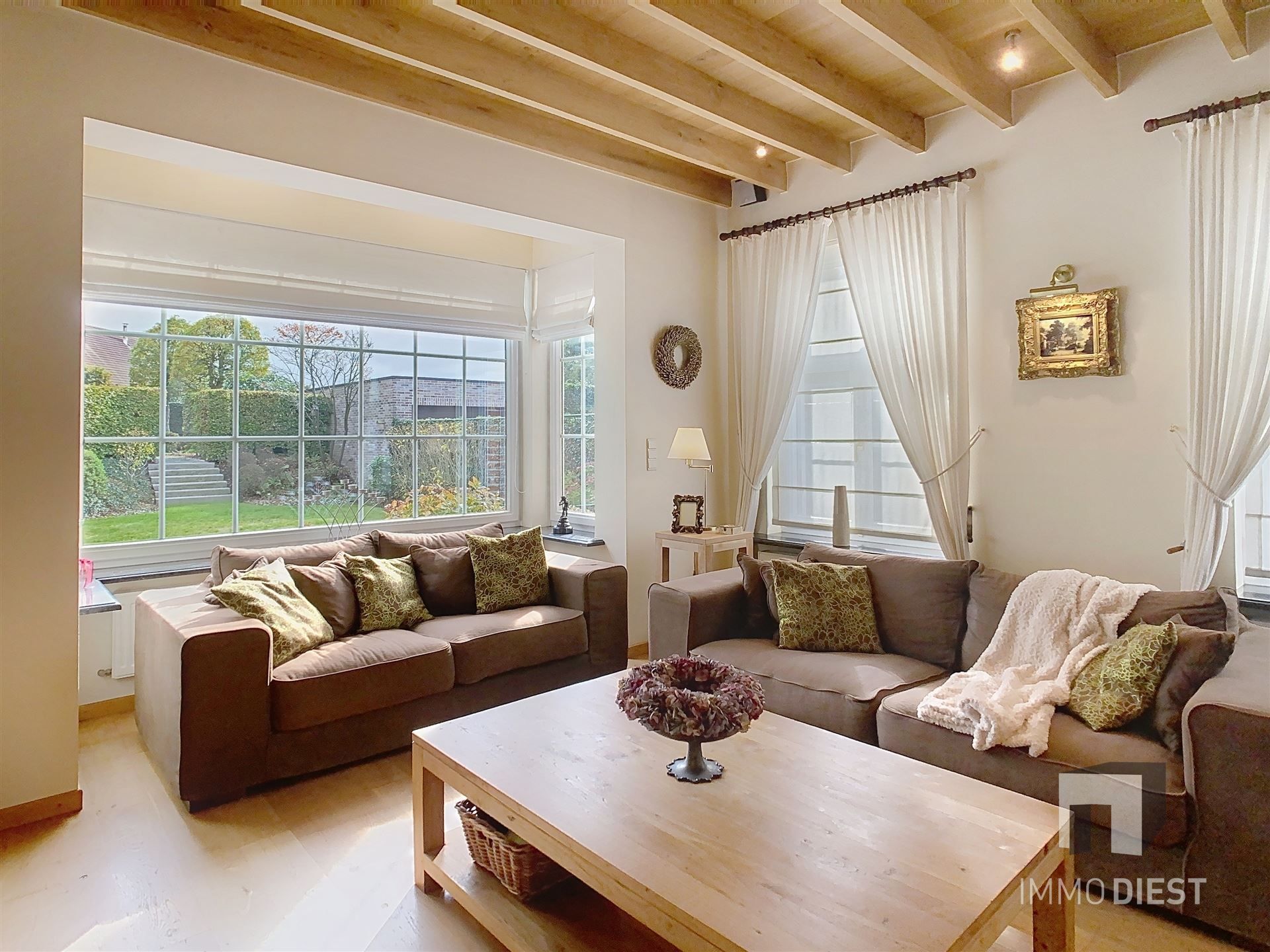 Ontdek deze solide, karaktervolle woning in Veerle met een zeer gunstige ligging op 10 are. foto 6