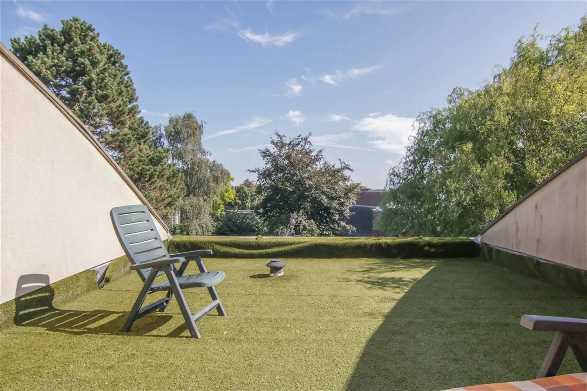 handelseigendom met woonst langs drukke invalsweg foto 20