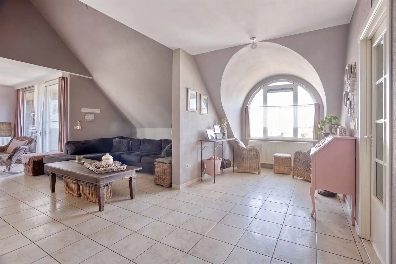 Prachtig duplexappartement met 3 slaapkamers, 2 terrassen en een inpandige garagebox, rustig gelegen op wandelafstand van het centrum van Maaseik. foto 2