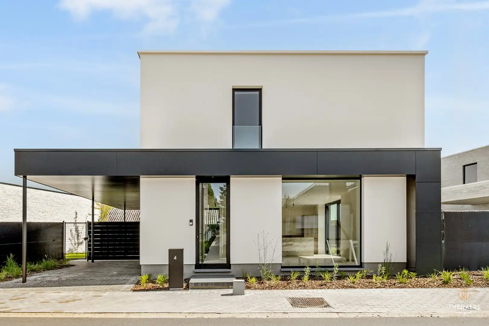 Strakke en luxueus gerenoveerde open bebouwing met hoogwaardige afwerking en EPC A in Sint-Truiden (Wilderen).  Aankoop aan 6% btw mogelijk onder voorwaarden. foto {{pictureIndex}}