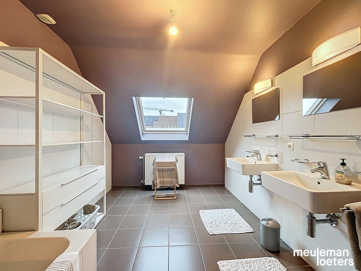 Lichtrijke woning met inpandige garage foto 11