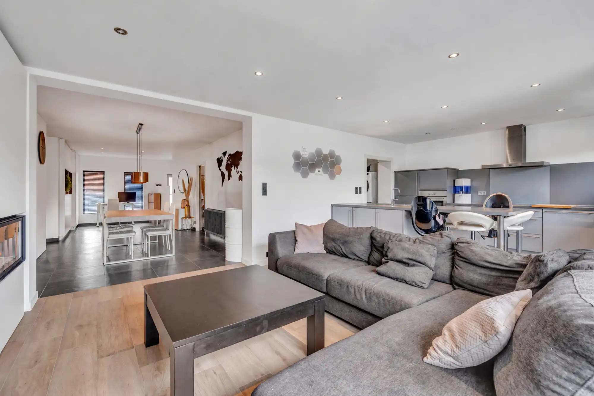 Ruime gerenoveerde gezinswoning met 4 slpks en garage foto 9