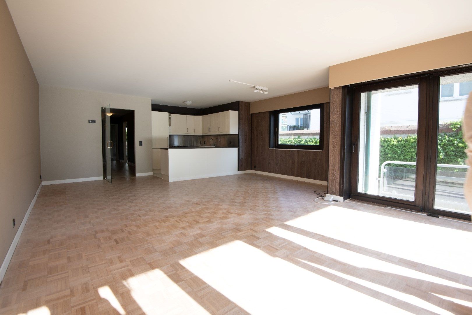 Ongemeubeld hoekappartement (inclusief garagebox) met veel licht en mooie terrassen vlakbij het Albertplein in het Zoute.  foto 2